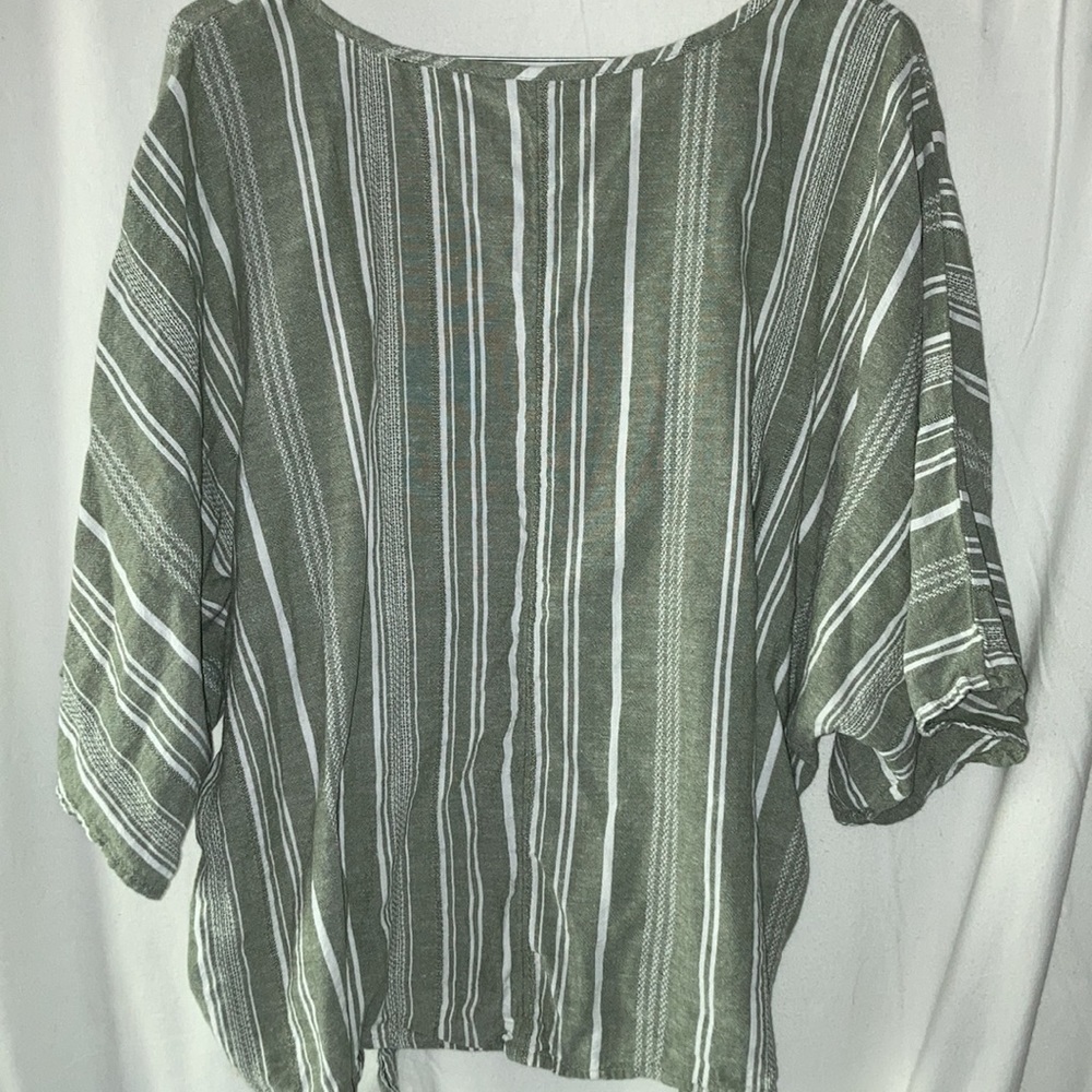 Woman’s casual top - Picture 3 of 3